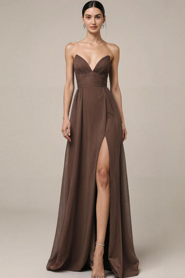Robe longue formelle en satin marron avec fente